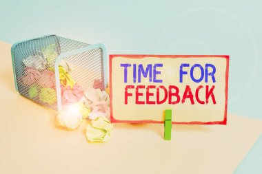 Geribildirim Zamanı gösteren not yazılıyor. İş fotoğraflarının sergilenmesi. Değerlendirme çöp tenekesinin buruşturulmuş kağıt çamaşır mandalı ofis malzemeleri hakkında eleştiri yapmak ya da yanıt vermek gerekir..