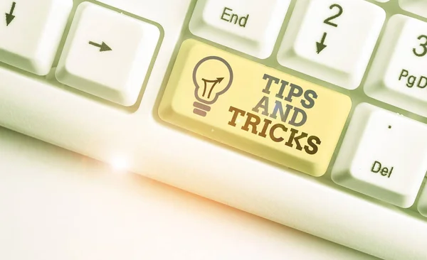 Conceptuele hand schrijven weergegeven: Tips en Tricks. Zakelijke foto tekst nuttige adviezen die bepaalde actie gemakkelijker maakt te doen. — Stockfoto