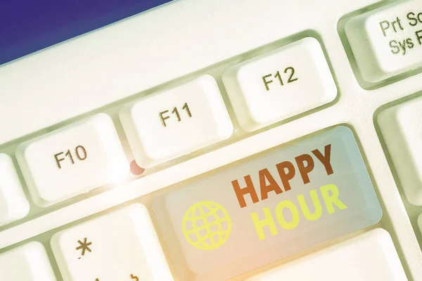 Pisanie tekstów Happy Hour. Koncepcja biznesowa dotycząca sprzedaży napojów po obniżonych cenach w barze lub restauracji. — Zdjęcie stockowe