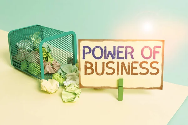 Schrijfbriefje met 'Power Of Business'. Zakelijke foto showcasing De mogelijkheid om collega 's te beïnvloeden voor het bereiken van de doelstellingen prullenbak verfrommeld papier wasknijper herinnering kantoorbenodigdheden. — Stockfoto