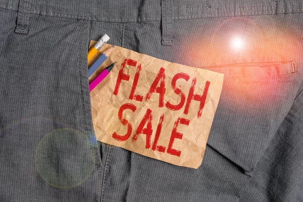 Szóírás Flash Sale. Üzleti koncepció áruk nagyban csökkentett áron történő értékesítésére rövid időn belül Íróeszközök és barna bankjegy papír férfi munkanadrág belső zsebében. — Stock Fotó