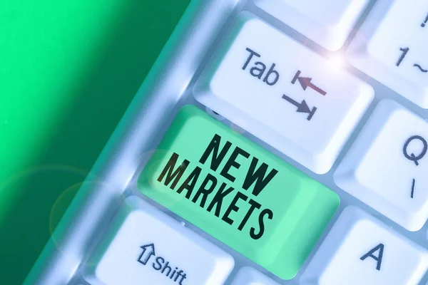 Ordskrivning text Nya marknader. Affärsidé för marknad där slutprodukten eller tjänsten är ny eller ännu inte finns. — Stockfoto