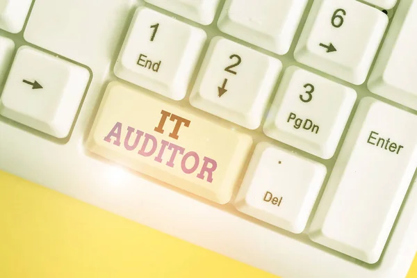 Conceptual hand writing showing It Auditor. Business photo text demonstrating authorized to review and verify the accuracy of the system White pc keyboard with note paper above the white background. — Stockfoto