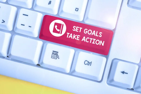 Текст рукописи Set Goals Take Action. Концепция означает Закон о конкретных и четко сформулированных планах Белая клавиатура ПК с пустой бумагой для заметок на белом фоне . — стоковое фото