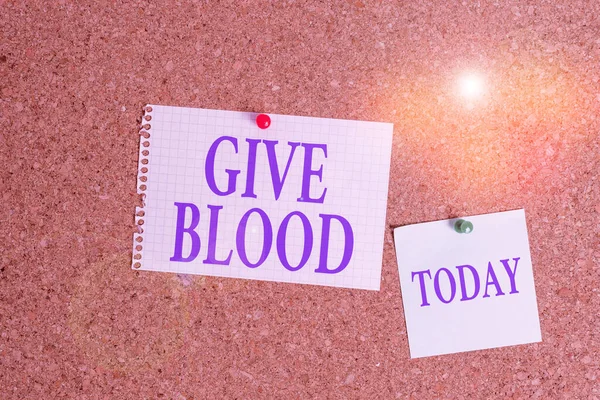 Handstilstext Ge blod. Begreppet innebär att demonstrera frivilligt har blod dras och används för transfusioner Korkskiva färg papper pin thumbtack ark skylt anslagstavla. — Stockfoto