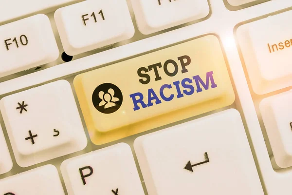 Ecriture conceptuelle montrant Stop au racisme. Photo d'affaires mettant en valeur la fin de l'antagonisme dirigé contre quelqu'un d'une race différente . — Photo