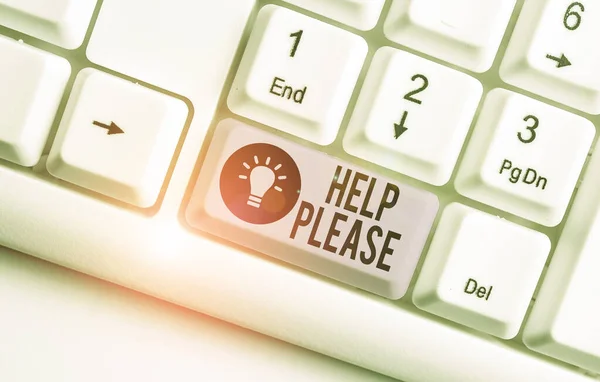 ヘルプを示すメモを書いてください。援助のための誰かのための要求または分析を行うために使用されるビジネス写真白の背景の上にノートパソコンのキーボード. — ストック写真