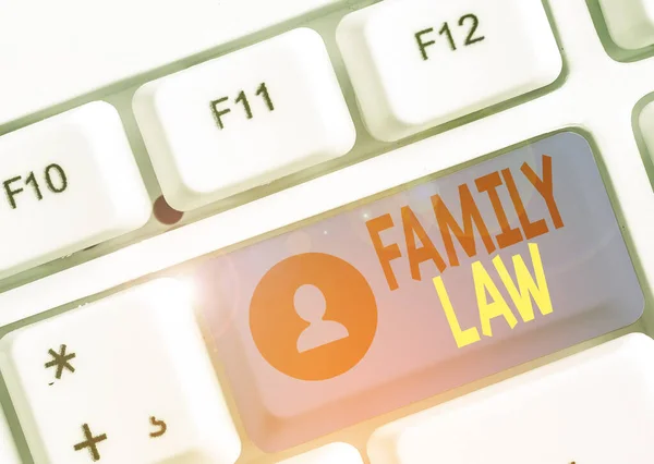 Написання тексту Сімейне право. Концепція бізнесу для галузі права, яка займається питаннями, пов'язаними з сім'єю . — стокове фото