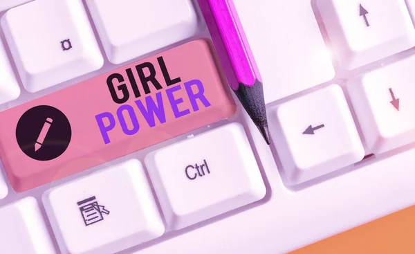 Note d'écriture montrant Girl Power. Photo d'affaires montrant l'affirmation et la confiance en soi démontrée par les filles ou les jeunes woanalysis . — Photo