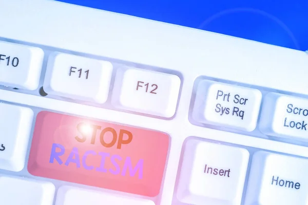 Conceptueel handschrift met Stop Racisme. Zakelijke foto presentatie einde van de antagonisme gericht tegen iemand van een ander ras. — Stockfoto