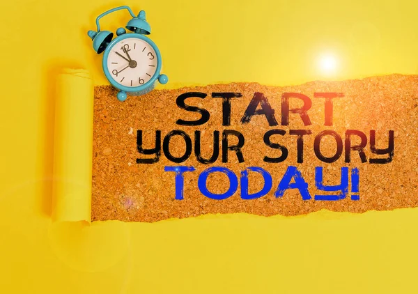 手書きテキストの書き込み今日あなたの物語を開始します。コンセプトは、自分自身で懸命に働くことを意味し、この瞬間から始まります目覚まし時計と木製の古典的なテーブルの背景の上に置かれた引き裂かれた段ボール. — ストック写真