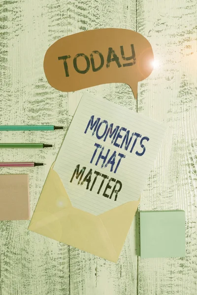Piszę notatkę pokazującą Momenty, które mają znaczenie. Biznes photo showcasing Znaczący pozytywny szczęśliwy pamiętne ważne czasy Rozwiń mowy bańki papieru arkusze ballpoints notatniki drewniane tło. — Zdjęcie stockowe