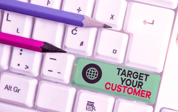 ターゲット顧客を示すメモを書く。潜在的な消費者を定義するテーラーマーケティングピッチを紹介するビジネス写真白い背景の上にノートPCのキーボード. — ストック写真