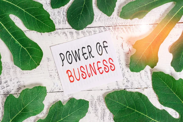 Begreppsmässig handstil som visar Power of Business. Business photo showcasing Förmågan att påverka kamrater för att uppnå målen Lämnar omgivande anteckningsblock ovanför ett klassiskt träbord. — Stockfoto