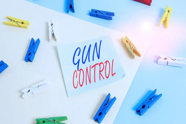 Sinal de texto mostrando Controle de Armas. Foto conceitual medida legal destinada a restringir a posse de armas Colorido papel clothespin vazio lembrete amarelo fundo azul escritório . — Fotografia de Stock