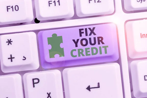Escribir nota mostrando Fix Your Credit. Exhibición de fotos de negocios Mantenga los saldos bajos en tarjetas de crédito y otros créditos . — Foto de Stock
