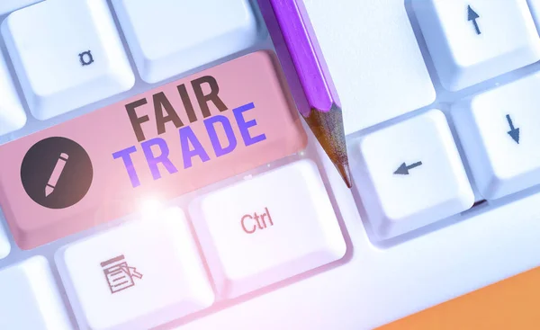 Escribiendo nota mostrando Comercio Justo. Foto comercial que muestra la compra de bienes directamente a los productores de los países en desarrollo . — Foto de Stock