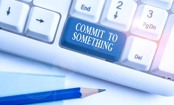 Conceptuele handschrift toont Commit to Something. Zakelijke foto showcasing To Live a Life of Purpose with Pride Honor a Promise Witte pc toetsenbord met nota papier boven de witte achtergrond. — Stockfoto