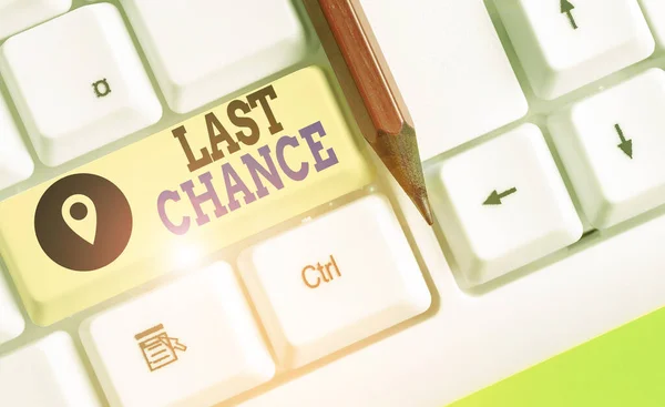 Escrevendo uma nota mostrando Last Chance. Foto de negócios mostrando uma situação considerada a última oportunidade de sucesso . — Fotografia de Stock