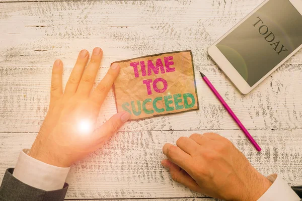 Σύμβολο κειμένου που δείχνει το χρόνο επιτυχίας. Εννοιολογική φωτογραφία Ευκαιρία Thriumph Επιτυχία Επίτευξη των στόχων σας Κρατήστε το χέρι χαρτί σημείωμα κοντά στο γράψιμο εξοπλισμού και της σύγχρονης συσκευής smartphone. — Φωτογραφία Αρχείου
