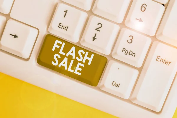 Palabra escritura texto Flash Venta. Concepto de negocio para una venta de bienes a precios muy reducidos en un corto período Teclado de PC blanco con papel de nota vacío sobre el espacio de copia de clave de fondo blanco . — Foto de Stock