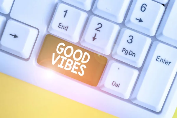 Текст слова Good Vibes. Бизнес-концепция для выражения положительных чувств, создаваемых демонстрационной клавиатурой White PC с пустой бумагой над белым фоном. . — стоковое фото