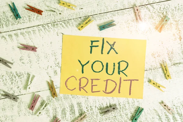 クレジットの修正を示す概念的な手書き文字。ビジネス写真テキストクレジットカードやその他のクレジットカードの残高を低く保つ色の布ピン長方形の紙青の背景. — ストック写真