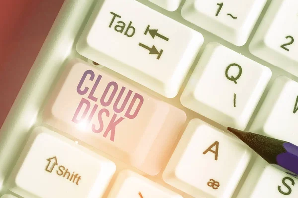 Manuscrito de texto Cloud Disk. Conceito que significa serviço de base web que fornece espaço de armazenamento em um servidor remoto . — Fotografia de Stock