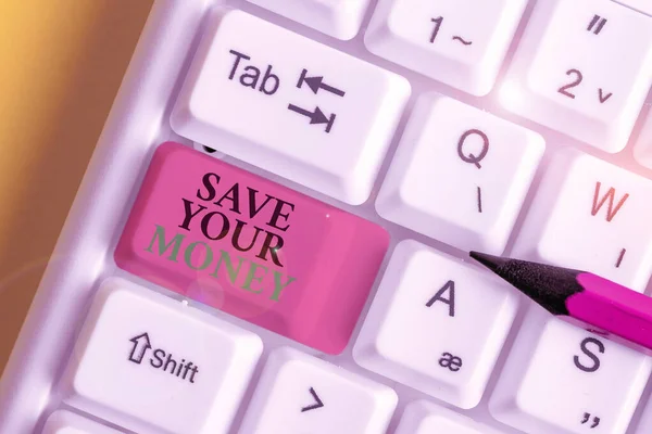 Escritura a mano conceptual que muestra Save Your Money. Exhibición de la foto del negocio guarde sus ahorros en banco o acción para protegerlo No desperdicie el teclado blanco de la PC con el papel de nota sobre el fondo blanco . —  Fotos de Stock