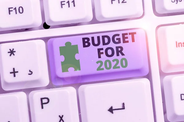 Schreibnotiz mit Haushaltsplan für das Jahr 2020. Geschäftsfoto mit einer schriftlichen Schätzung der Einnahmen und Ausgaben für 2020. — Stockfoto