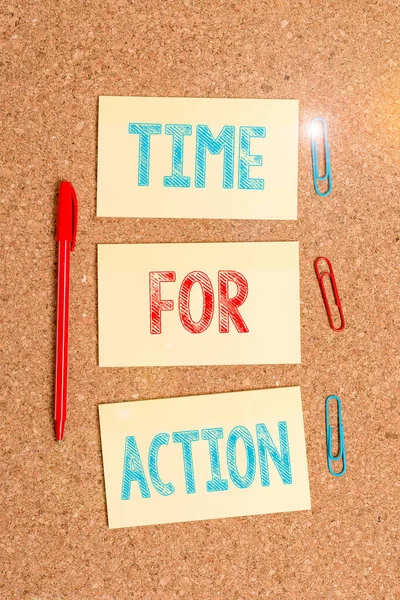 アクションの時間を示すメモを書く。励ましを開始する準備ができていることを示すビジネス写真速く行く空のステッカーメモ看板段ボール机の紙. — ストック写真