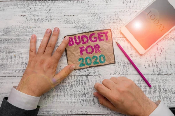 Textschild mit Haushaltsplan für das Jahr 2020. konzeptionelles Foto und schriftliche Schätzungen der Einnahmen und Ausgaben für das Jahr 2020 in der Nähe von Schreibgeräten und modernen Smartphone-Geräten. — Stockfoto