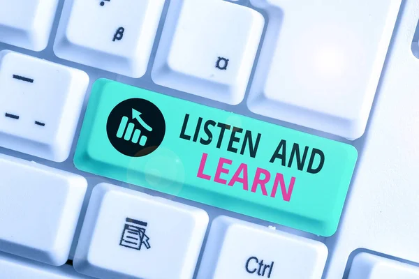 Scrivere una nota che mostra Ascoltare ed imparare. Business photo showcase Prestare attenzione per ottenere la conoscenza Formazione Formazione Lezione . — Foto Stock