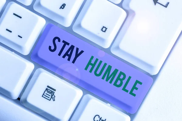 Palavra escrita texto Fique Humilde. Conceito de negócio para não orgulhoso ou arrogante Modesto para ser humilde, embora bem sucedido . — Fotografia de Stock