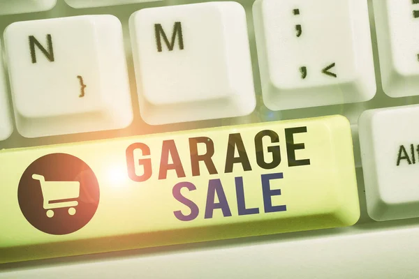 Написання тексту почерком Garage Sale. Концепція, що означає продаж різних побутових товарів, часто утримуваних в гаражі . — стокове фото