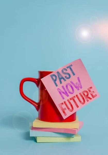 Escrita conceitual mostrando Passado Agora Futuro. Foto de negócios showcasing Última vez Presente Seguinte ações Destino Memórias Copo de café colorido nota pegajosa almofadas empilhadas fundo liso . — Fotografia de Stock