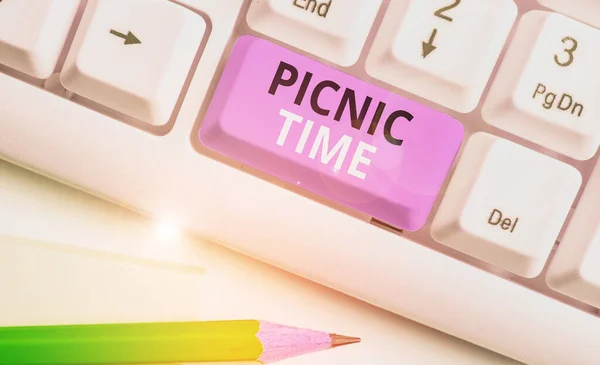 Handwriting text Picnic Time. Concept meaning period where meal taken outdoors as part of an excursion. — 图库照片