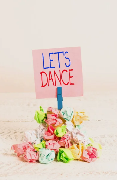 Schrijfbriefje met Let S Is Dance. Zakelijke foto presentatie bewegen ritmisch naar muziek na een reeks van stappen Herinnering stapel gekleurde verfrommeld papier wasknijper houten ruimte. — Stockfoto