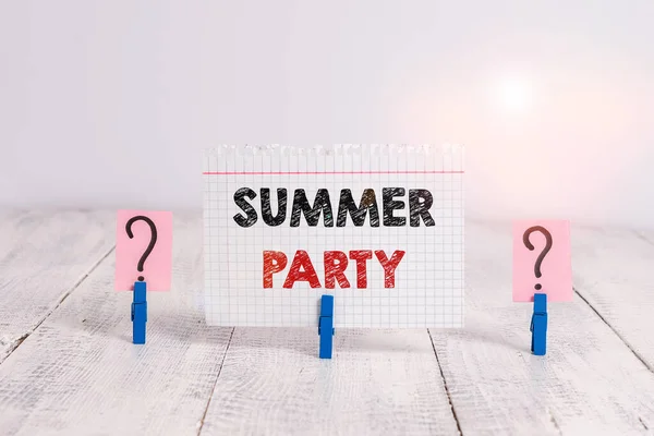 Tekstbord met Summer Party erop. Conceptuele foto sociale bijeenkomst gehouden tijdens het zomerseizoen of schoolreisje Gekristeld en afbrokkelend blad met paperclips geplaatst op de houten tafel. — Stockfoto