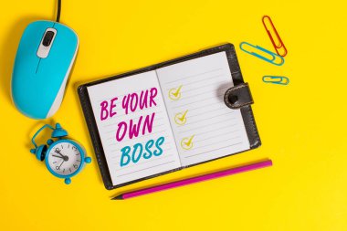 Kelime yazma metni Kendi Patronun Ol. Girişimcilik için iş konsepti Girişimciliği Başlat İş Bağımsızlığı Kişisel İşlemli günlük sayfaları Fare alarmlı saat işaretleyicisi renklendirilmiş arkaplan.