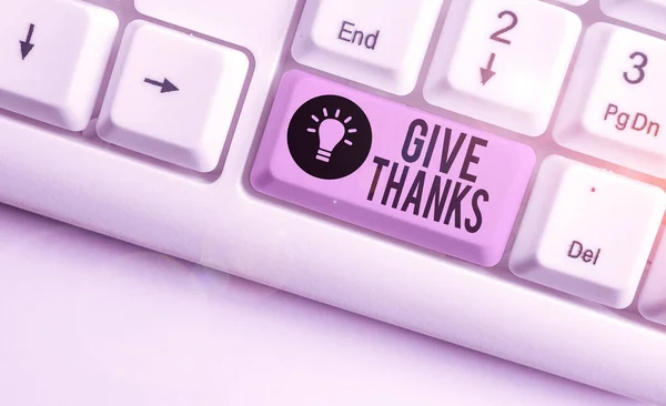 Znak tekstowy pokazujący Give Thanks. Konceptualne zdjęcie wyrazić wdzięczność lub pokazać uznanie Potwierdź życzliwość Biała klawiatura PC z pustym notatnikiem papier nad białym tle klucz miejsca kopiowania. — Zdjęcie stockowe