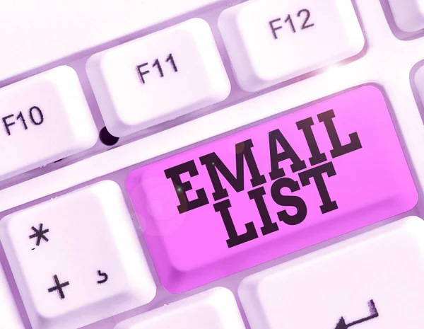 E- posta Listesini gösteren not yazılıyor. Analiz eden internet kullanıcılarına yaygın bilgi dağılımı gösteren iş fotoğrafı. — Stok fotoğraf