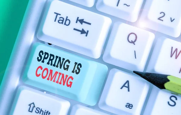 Jön a tavaszi szövegírás. Üzleti koncepció a téli szezon közeledtével Élvezze a természet virágait nap. — Stock Fotó