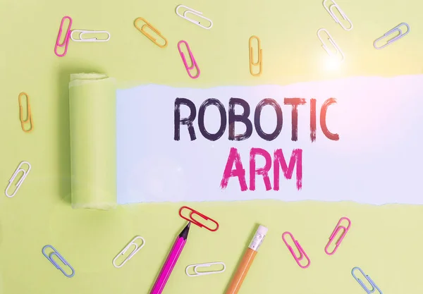 Texte d'écriture de mots Robotic Arm. Concept d'entreprise pour bras mécanique programmable avec fonction similaire d'un bras huanalysis Carton fixe et déchiré placé au-dessus d'un fond de table pastel ordinaire . — Photo