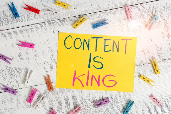 Koncepcionális kézírás a Content Is King-ről. Üzleti fotó szöveg Tartalom a szíve ma marketing stratégiák Színes ruhacsap téglalap alakú papír kék háttér. — Stock Fotó