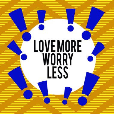 Kavramsal el yazısı Love More Worry less 'ı gösteriyor. İş fotoğraflarının sergilenmesi iyi bir davranış motivasyonuna sahip ol. Sevimli ol. Hayattan zevk al..