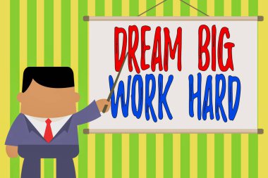 Kelime yazma metni Dream Big Work Hard. Kendine inan ve hayallerini ve hedeflerini takip et. İş adamı projektör projesinin önünde duruyor..