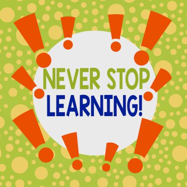 Asla Öğrenmeyi Bırakma 'yı gösteren bir not yazıyorum. İş fotoğrafı gösterimi yeni bilgiler veya malzemeler edinmeye devam ediyor. Asimetrik düzensiz şekil nesne çok renkli tasarım..