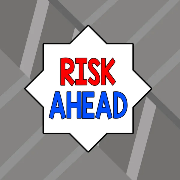Szóírás szöveg Kockázat előre. Üzleti koncepció A kár, sérülés, felelősség, veszteség valószínűsége vagy fenyegetése Modern építészeti egyenes vonalú tervezés mélység- és perspektívaötlettel. — Stock Fotó