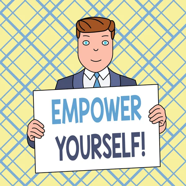 Escrevendo uma nota mostrando o Empower Yourself. Foto de negócios mostrando assumir o controle de nossas metas de definição de vida e fazer escolhas Homem sorridente Segurando Suit Poster Board na frente de si mesmo . — Fotografia de Stock